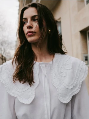 Reserved - Bluzka z ozdobnym kołnierzem - biały