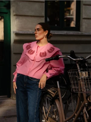 Reserved - Bluzka z ozdobnym kołnierzem - intensywny róż