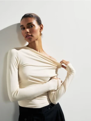 Reserved - Bluzka z ozdobnym marszczeniem - kremowy