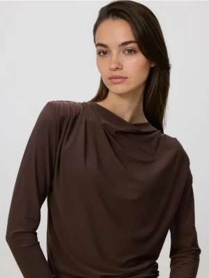 Reserved - Bluzka z poduszkami na ramionach - ciemnobrązowy