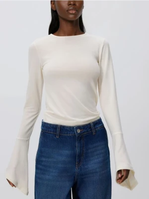Reserved - Bluzka z rozszerzanymi rękawami - złamana biel