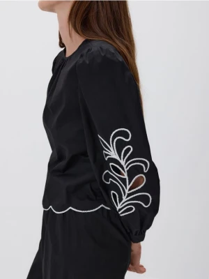 Reserved - Bluzka z wyszywanym wzorem - czarny