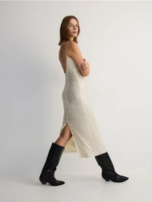 Reserved - Cekinowa sukienka midi - srebrny