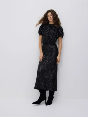 Reserved - Cekinowa sukienka z bufiastymi rękawami - czarny