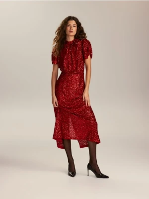 Reserved - Cekinowa sukienka z bufiastymi rękawami - czerwony