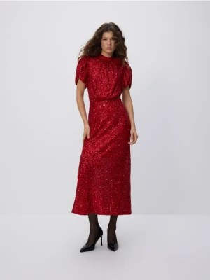 Reserved - Cekinowa sukienka z bufiastymi rękawami - czerwony