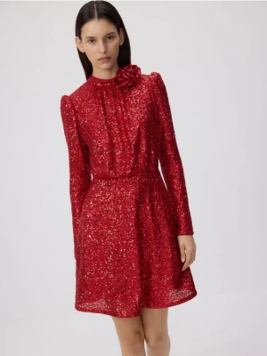 Reserved - Cekinowa sukienka z bufiastymi rękawami - czerwony