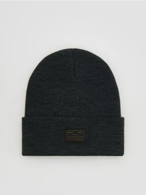 Reserved - Czapka beanie z naszywką - ciemnoszary
