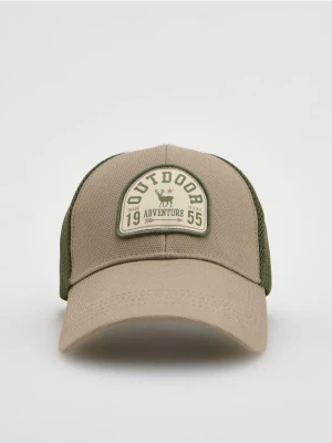 Reserved - Czapka trucker z naszywką - beżowy