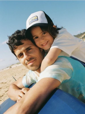 Reserved - Czapka z daszkiem i naszywką - czarny