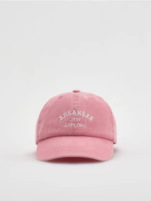 Reserved - Czapka z daszkiem z haftem - brudny róż