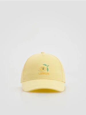 Reserved - Czapka z daszkiem z haftem - jasnożółty