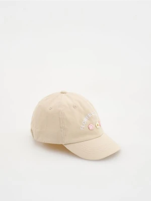 Reserved - Czapka z daszkiem z haftem - kremowy