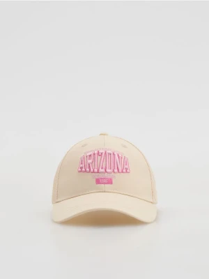 Reserved - Czapka z daszkiem z haftem - złamana biel