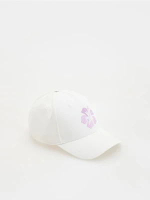 Reserved - Czapka z daszkiem z haftem - złamana biel