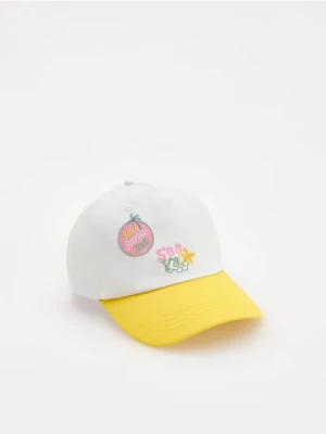 Reserved - Czapka z daszkiem z haftem - złamana biel