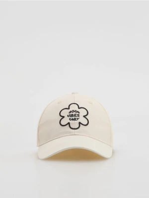 Reserved - Czapka z daszkiem z haftem - złamana biel