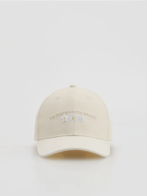 Reserved - Czapka z daszkiem z haftem - złamana biel