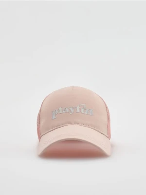 Reserved - Czapka z daszkiem z napisem - kremowy