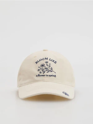 Reserved - Czapka z haftem - złamana biel