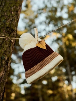 Reserved - Czapka z pomponem - kremowy