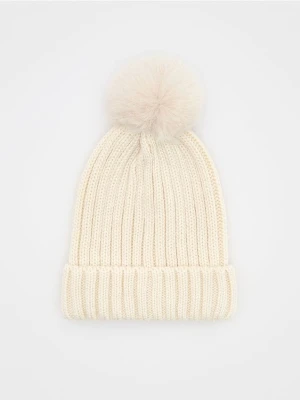 Reserved - Czapka z pomponem - złamana biel