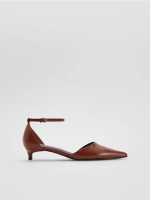 Reserved - Czółenka z paskami - brązowy