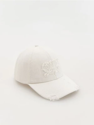 Reserved - Denimowa czapka z daszkiem - złamana biel