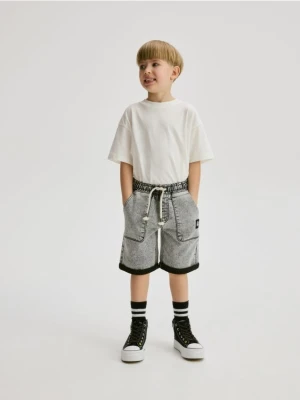 Reserved - Denimowe szorty regular - jasnoszary