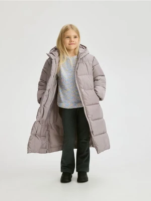 Reserved - Długi pikowany płaszcz z kapturem - beżowy