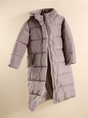 Reserved - Długi pikowany płaszcz z kapturem - beżowy