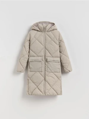 Reserved - Długi pikowany płaszcz z kapturem - beżowy