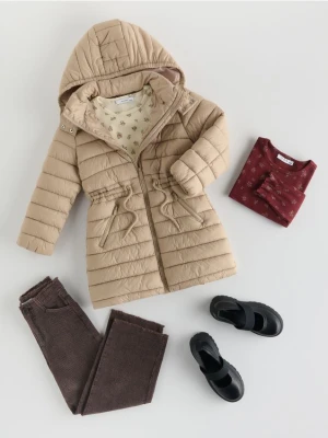 Reserved - Długi pikowany płaszcz z kapturem - beżowy