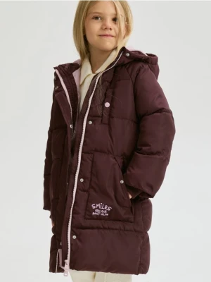 Reserved - Długi pikowany płaszcz z kapturem - bordowy