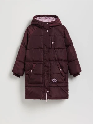 Reserved - Długi pikowany płaszcz z kapturem - bordowy