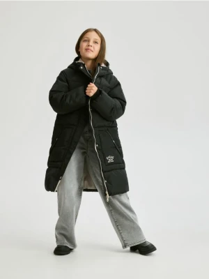 Reserved - Długi pikowany płaszcz z kapturem - czarny