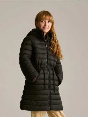 Reserved - Długi pikowany płaszcz z kapturem - czarny