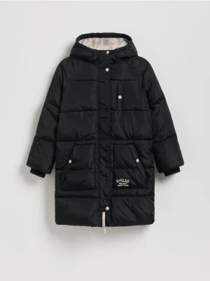 Reserved - Długi pikowany płaszcz z kapturem - czarny
