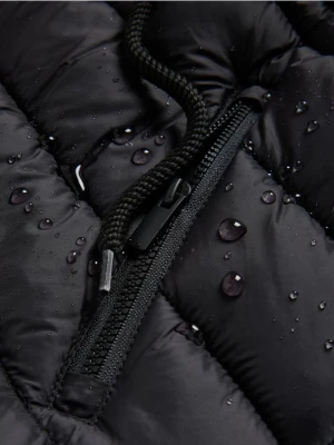 Reserved - Długi pikowany płaszcz z kapturem - czarny