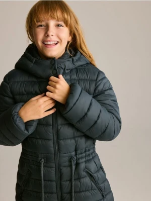 Reserved - Długi pikowany płaszcz z kapturem - jasny zielony