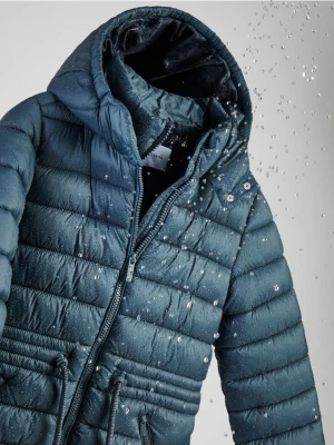 Reserved - Długi pikowany płaszcz z kapturem - jasny zielony