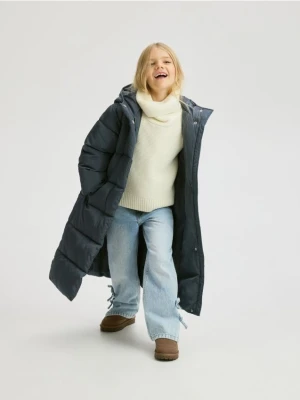 Reserved - Długi pikowany płaszcz z kapturem - jasny zielony