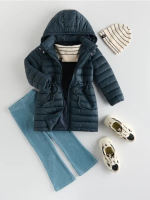 Reserved - Długi pikowany płaszcz z kapturem - jasny zielony