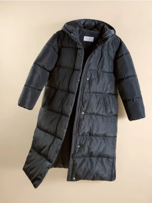 Reserved - Długi pikowany płaszcz z kapturem - jasny zielony