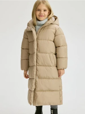 Reserved - Długi pikowany płaszcz z kapturem - kremowy