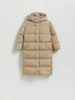 Reserved - Długi pikowany płaszcz z kapturem - kremowy