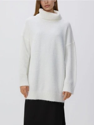 Reserved - Długi sweter z golfem - złamana biel