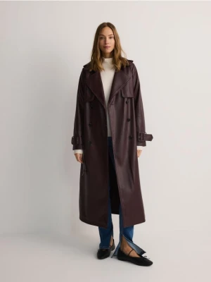 Reserved - Długi trencz z imitacji skóry - burgundowy