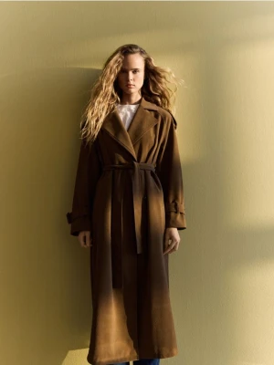 Reserved - Długi trencz z paskiem - brązowy