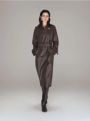 Reserved - Długi trencz z paskiem - ciemnobrązowy